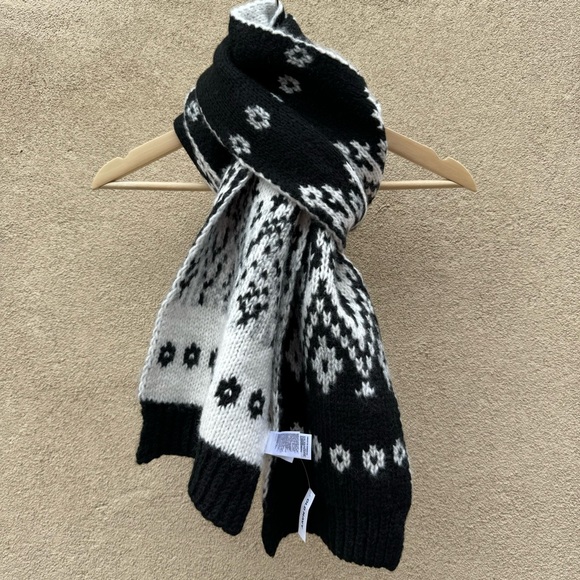 Old Navy • Classic Fair Isle Black and White Knit Scarf - Picture 4 of 7
